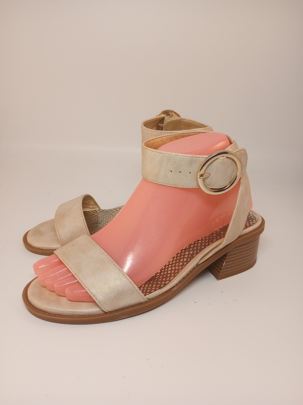 Gianni Bini Girls Gold Leather Open Toe Chunky Heeled Sandals Size 4M